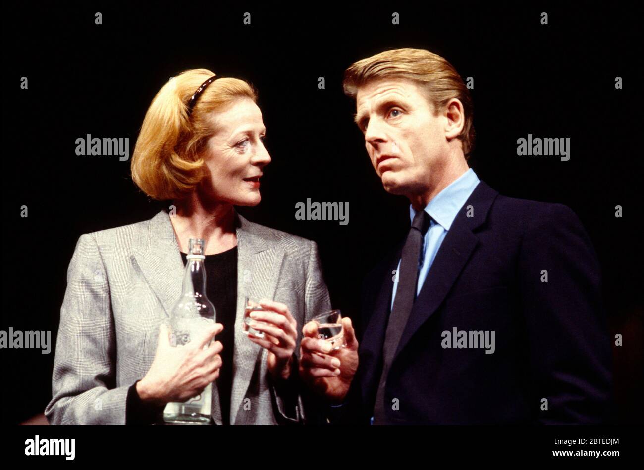 Maggie Smith (Nadia), Edward Fox (Viktor) in INTERPRETI di Ronald Harwood al Queen's Theatre, Londra W1 19/11/1985 scenografia: Farrah Costumi: Nadya Cohen illuminazione: Rory Dempster regista: Peter Yates Foto Stock