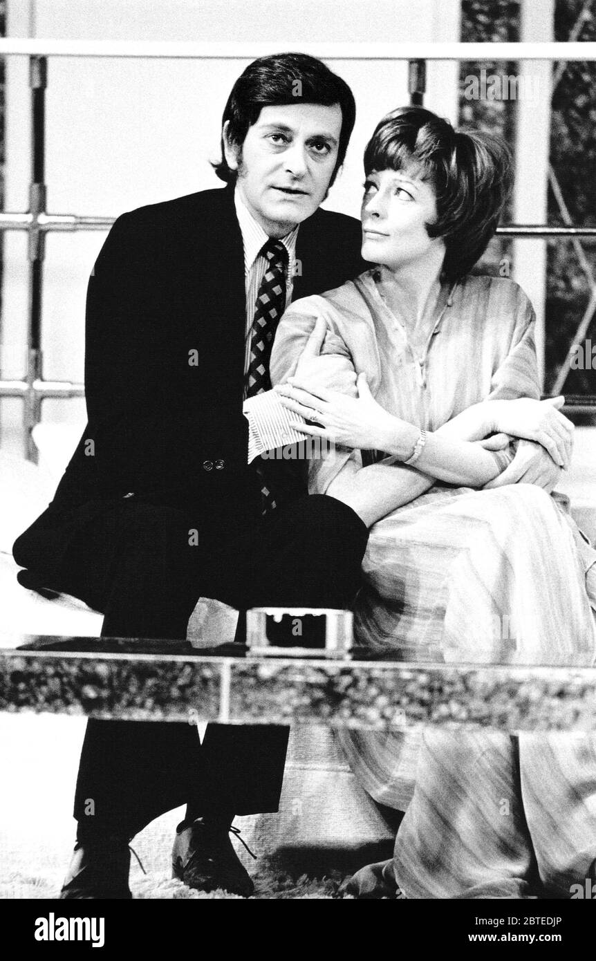 Barrie Ingham (ben), Maggie Smith (Connie) in SNAP di Charles Laurence al Vaudeville Theatre, Londra WC2 13/03/1974 design: Hutchinson Scott illuminazione: Andy Phillips regista: William Gaskill Foto Stock