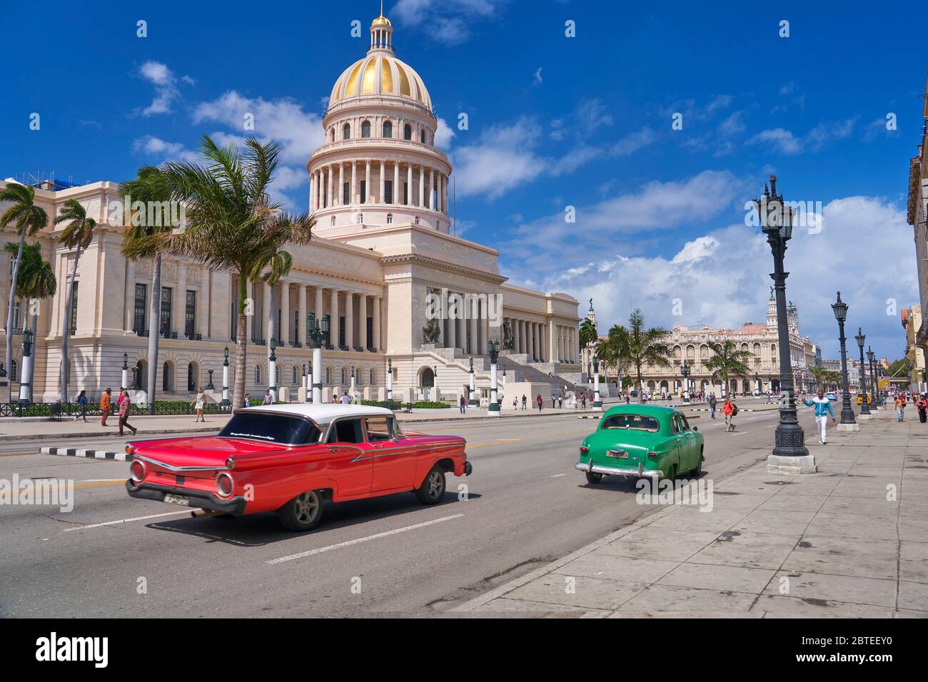 Palazzo del Campidoglio nazionale e vecchia automobile rossa americana, l'Avana, Cuba Foto Stock