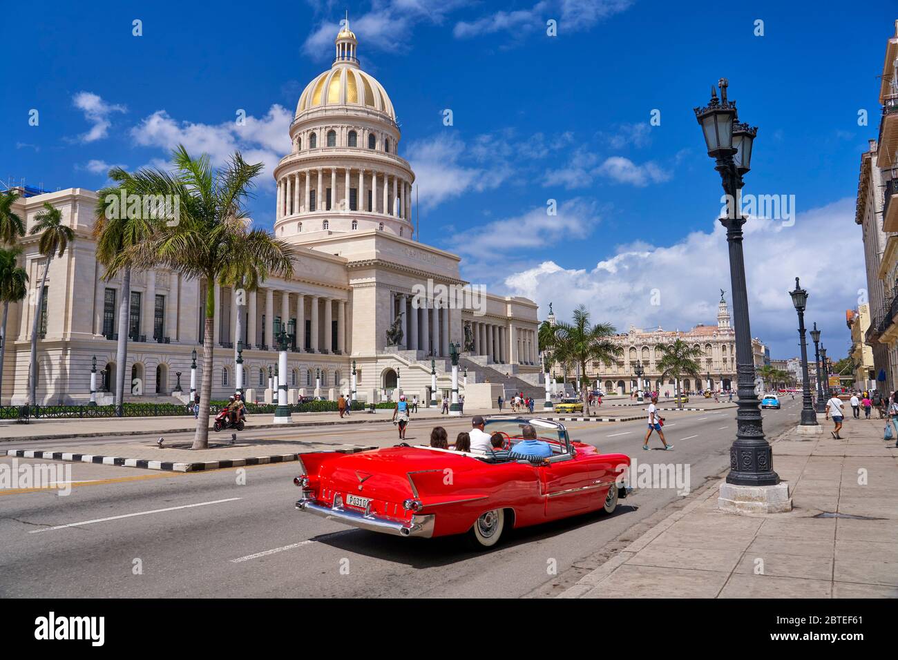 Palazzo del Campidoglio nazionale e vecchia auto rossa americana, l'Avana, Cuba Foto Stock