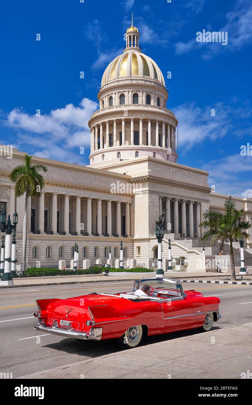 Palazzo del Campidoglio nazionale e vecchia auto rossa americana, l'Avana, Cuba Foto Stock