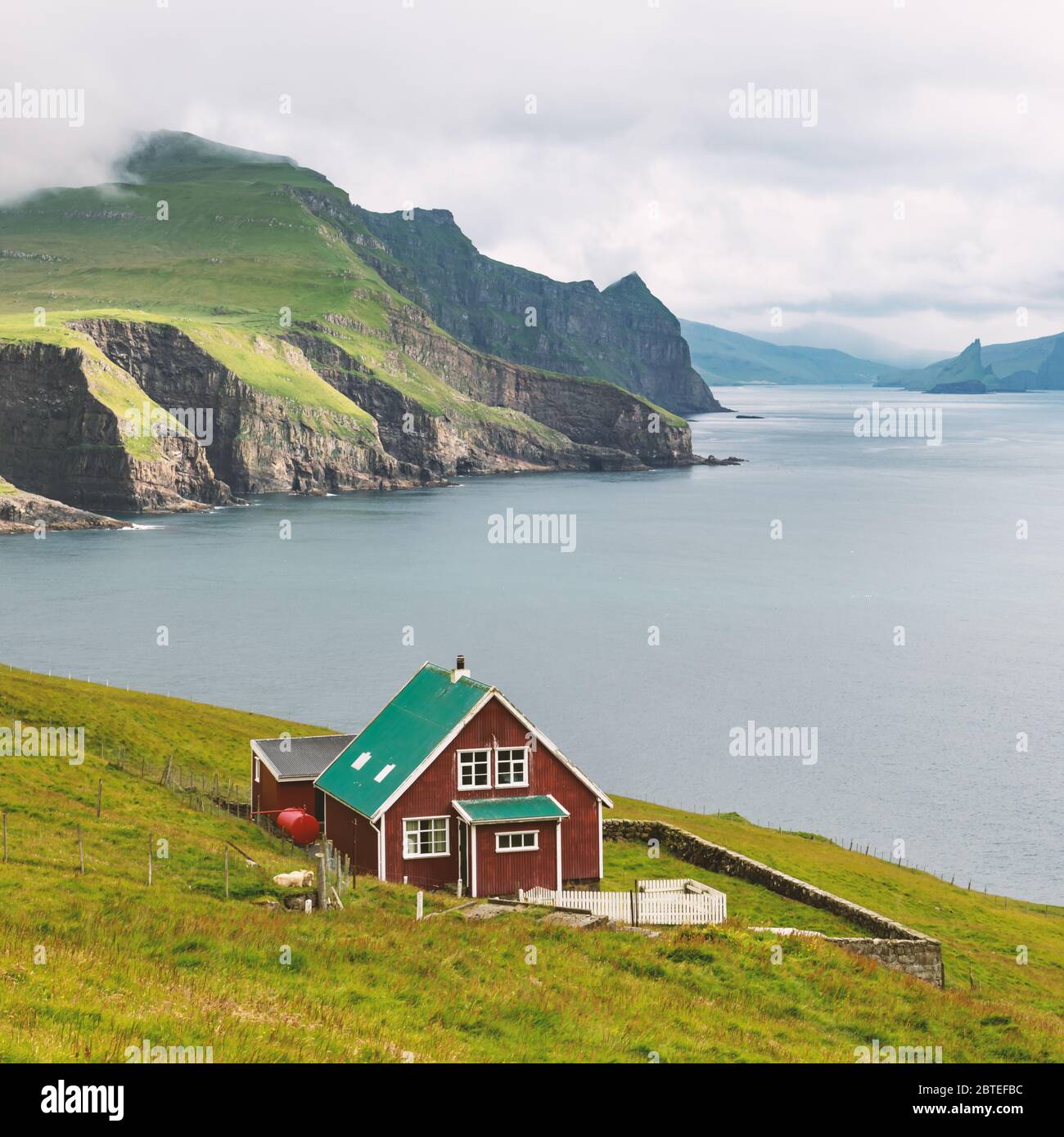 Casa di guardiano del faro sull'isola di Mykines, isole Faroe, Danimarca. Fotografia di paesaggio Foto Stock