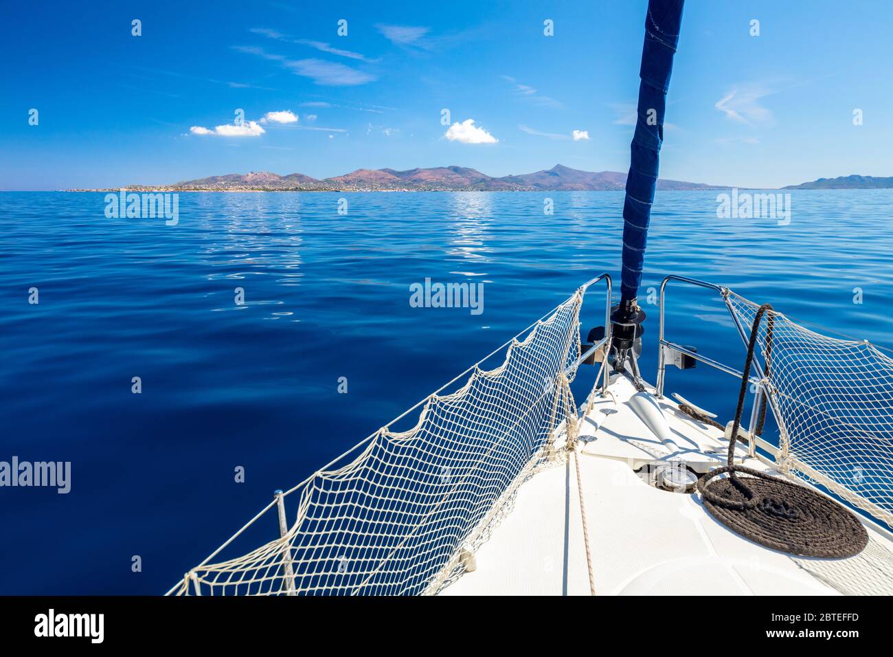 Barca a vela, yacht - vela in mare aperto blu vicino isola, calma tempo soleggiato, estate in Grecia, Europa Foto Stock