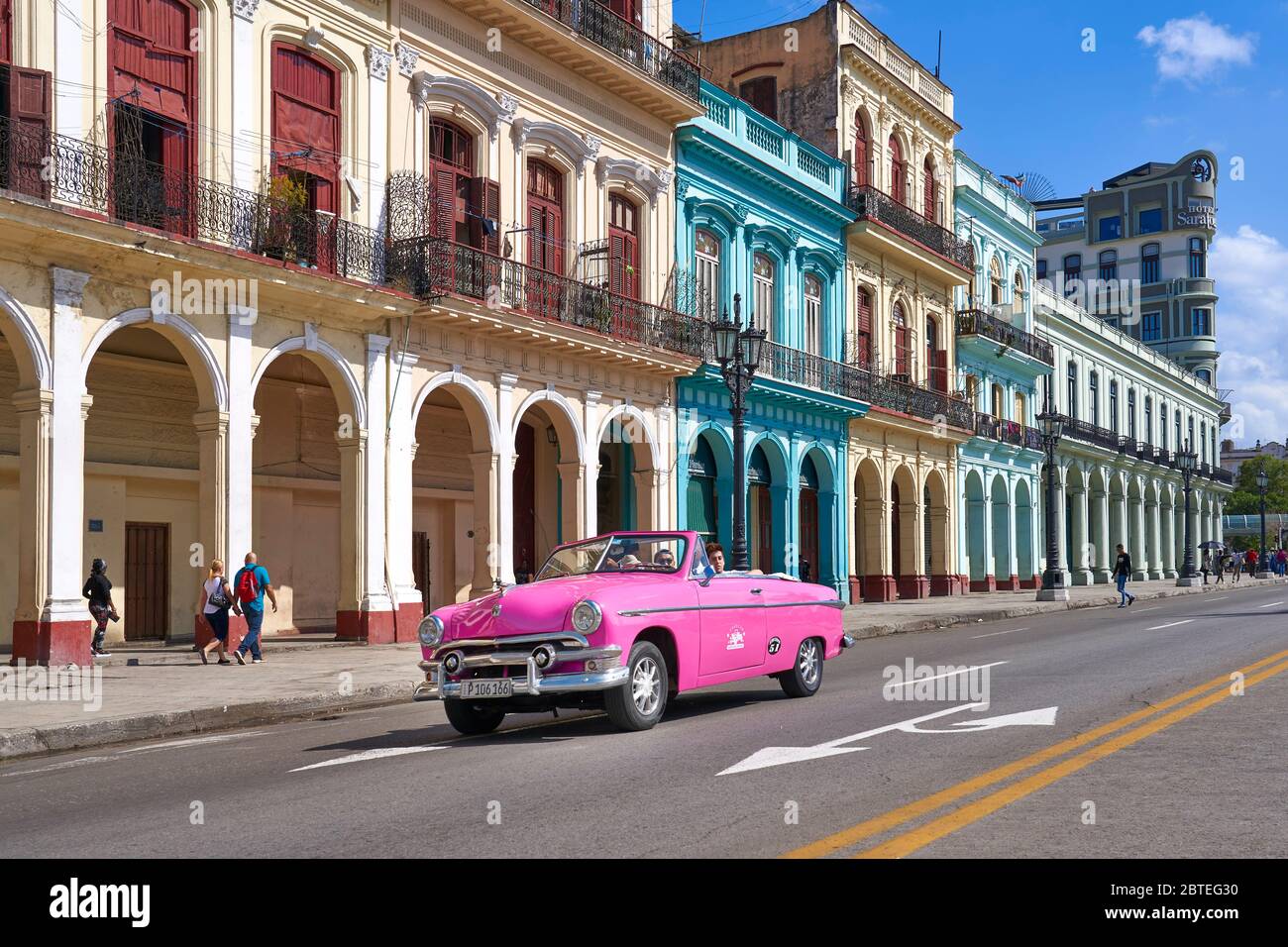 Auto classica rosa americana sulla strada, l'Avana, Cuba Foto Stock