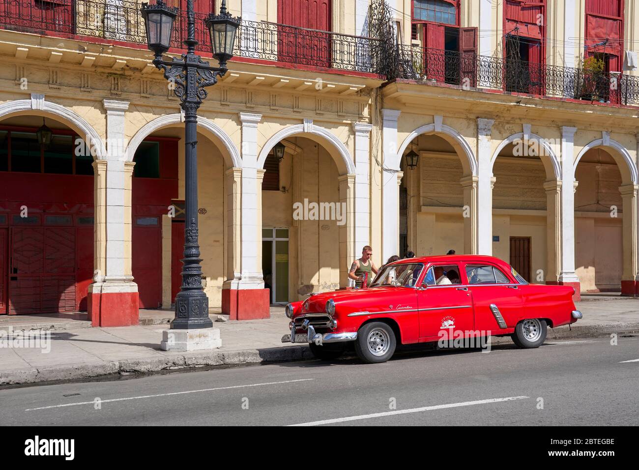 Classica auto rossa americana sulla strada, l'Avana, Cuba Foto Stock