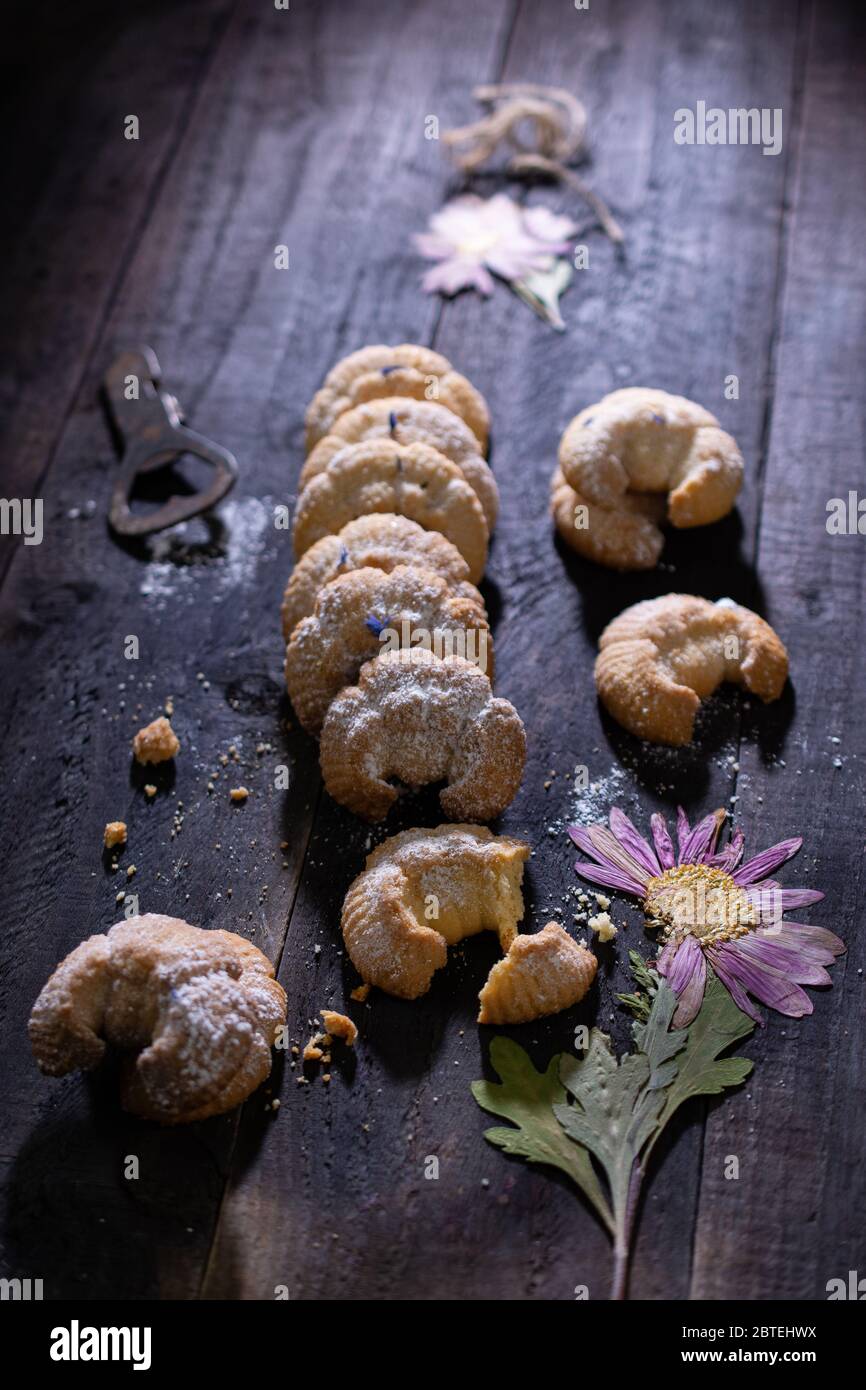 Biscotti shortbread su un tavolo di legno.torte di burro.dolci dolci.cibi sani e bevande. Foto Stock