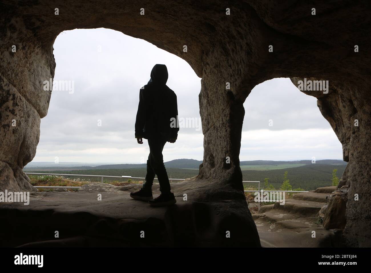 Blankenburg, Germania. 25 Maggio 2020. I visitatori camminano attraverso le stanze delle rovine del castello di Regenstein a Blankenburg, che sono scolpite nella roccia. Il mutevole clima primaverile attira molti visitatori alle attrazioni di Harz. La roccia di arenaria su cui sorgeva il castello è una destinazione popolare. Credit: Matrhias Bein/dpa-Zentralbild/dpa/Alamy Live News Foto Stock