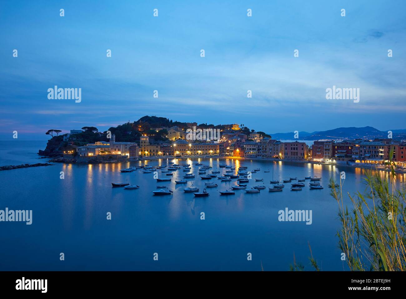 Baia silenziosa e Blue Hour, Sestri Levante, Liguria, Italia Foto Stock