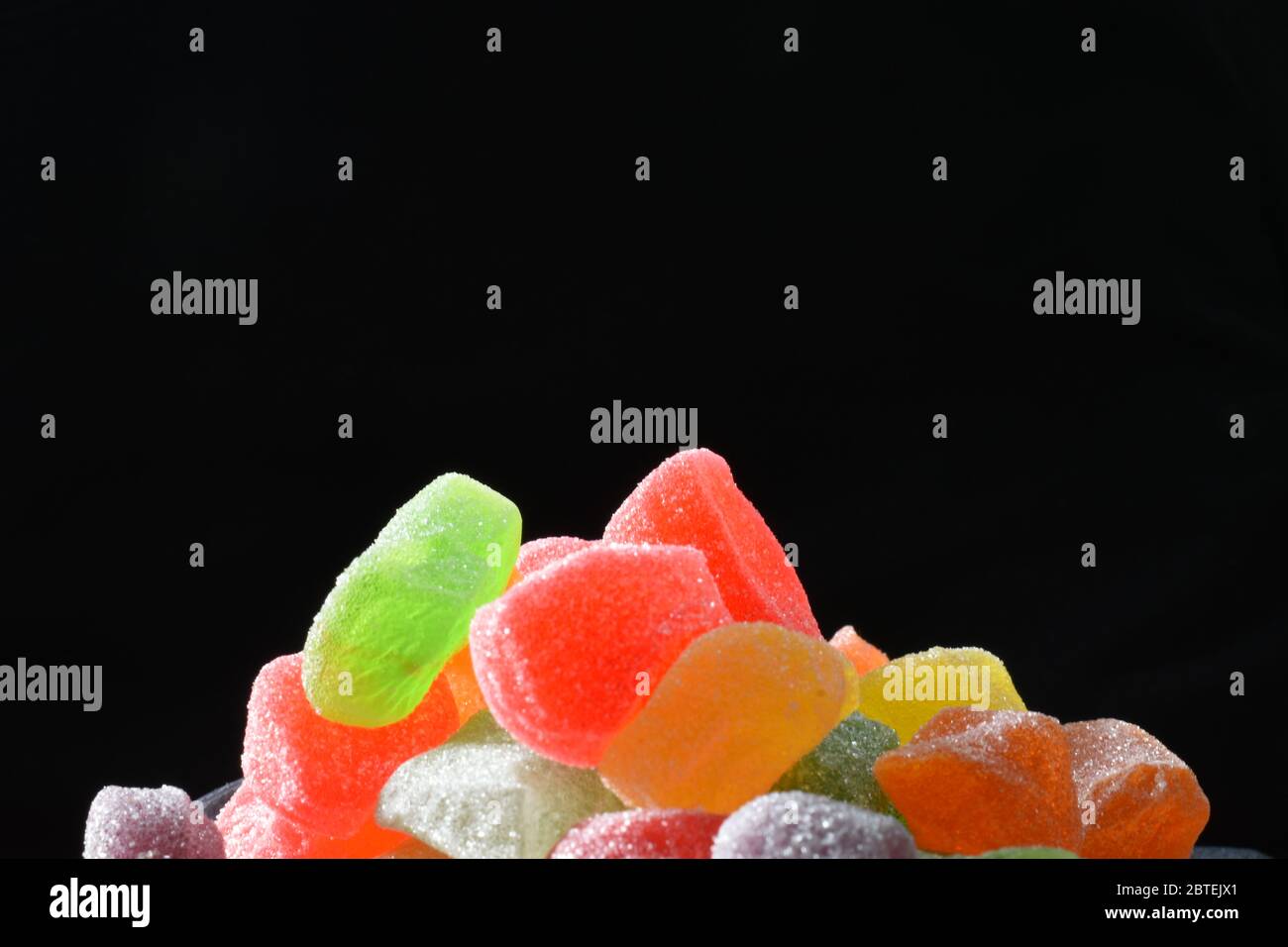 Primo piano foto di colorate caramelle gengivale su sfondo scuro Foto Stock