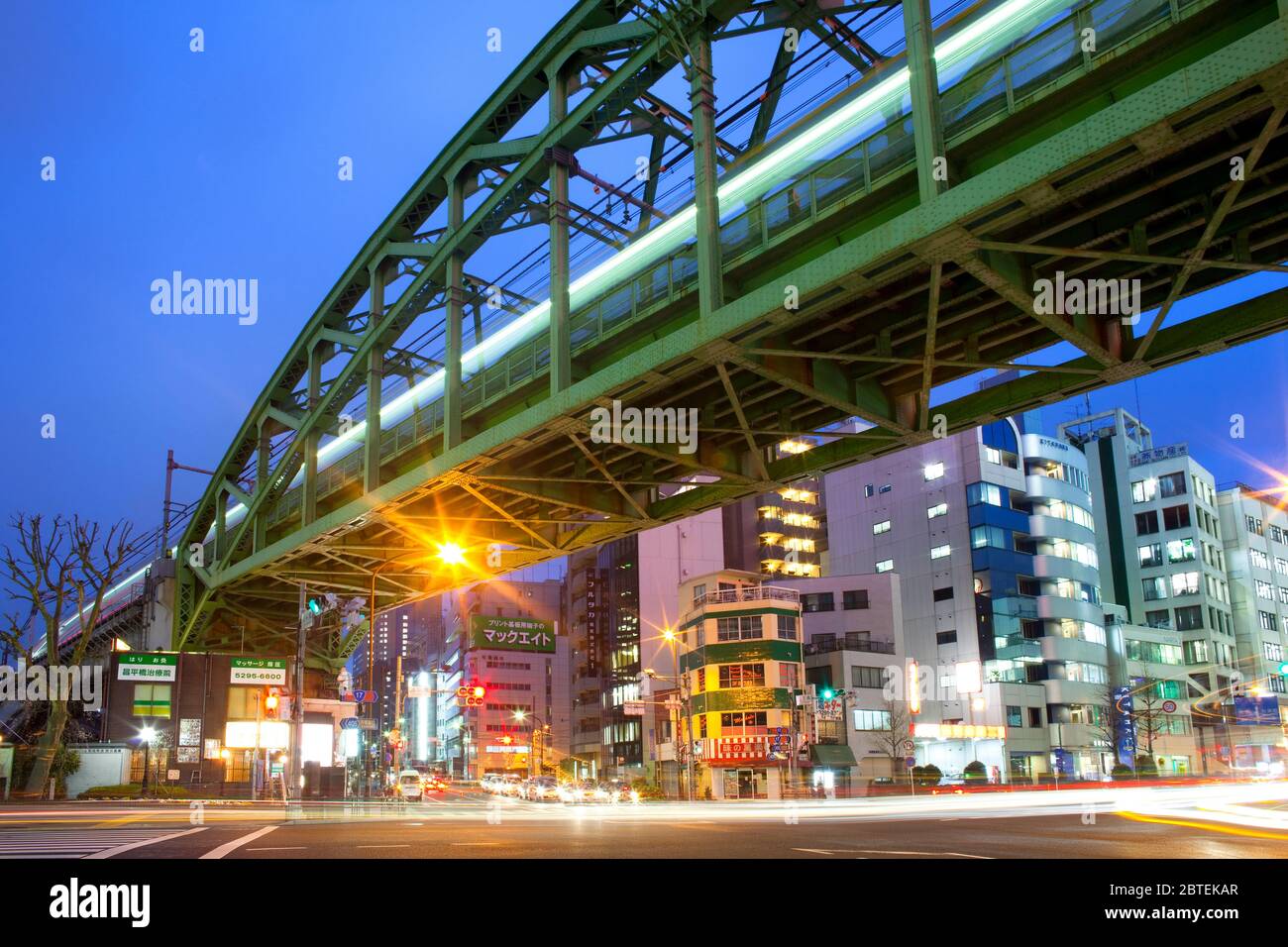 Akihabara Electric Town, Tokyo, Kanto Region, Honshu, Giappone - edifici illuminati con cartelli pubblicitari in un quartiere commerciale e. Foto Stock