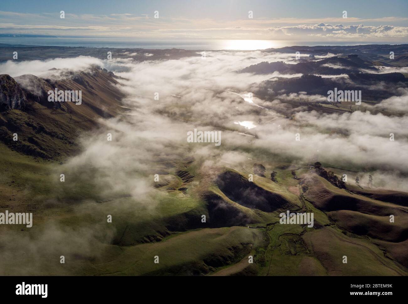 Alba a te Mata Peak con l'oceano Pacifico alle spalle, Hawke's Bay, Nuova Zelanda Foto Stock