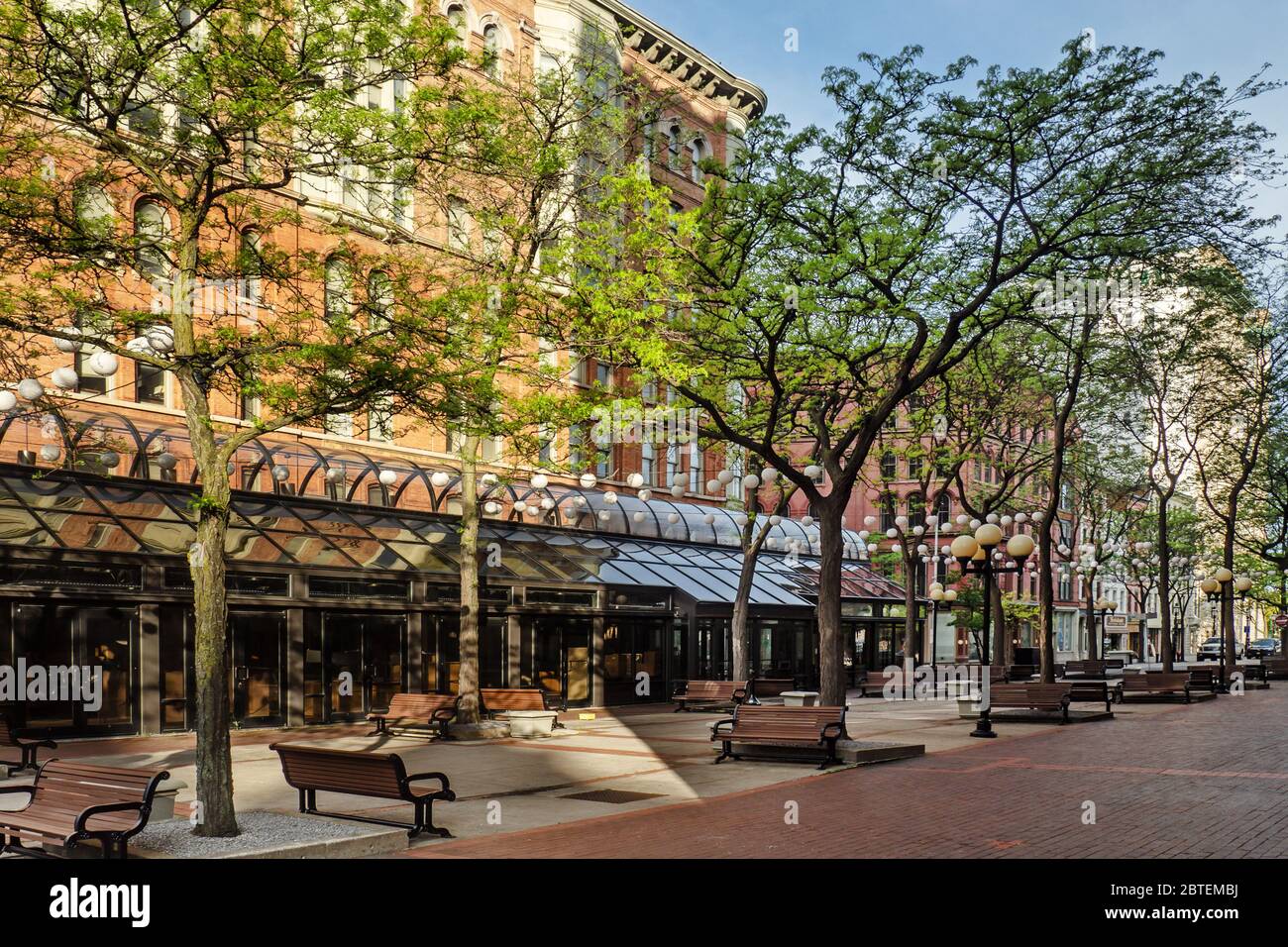 Syracuse, New York, Stati Uniti. 24 maggio 2020. Vista di Hanover Square nel centro di Syracuse, NY, in un tranquillo weekend di primavera mattina Foto Stock