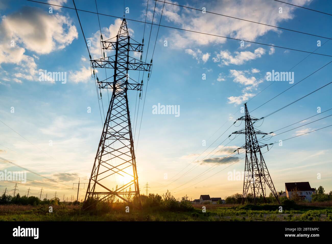 Rete elettrica al tramonto. Paesaggio industriale Foto Stock