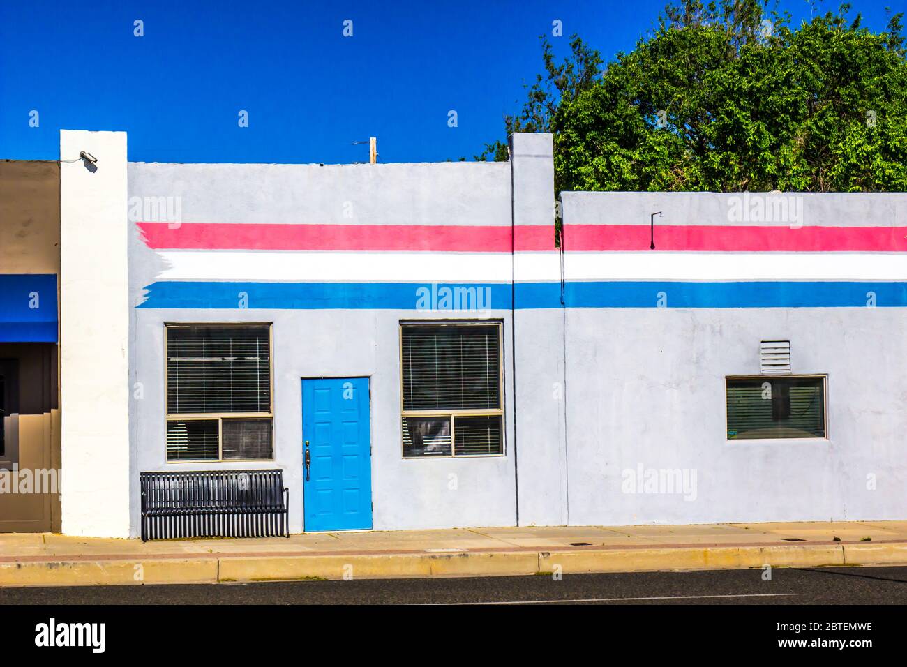 Edificio chiuso con strisce rosse, bianche e blu Foto Stock