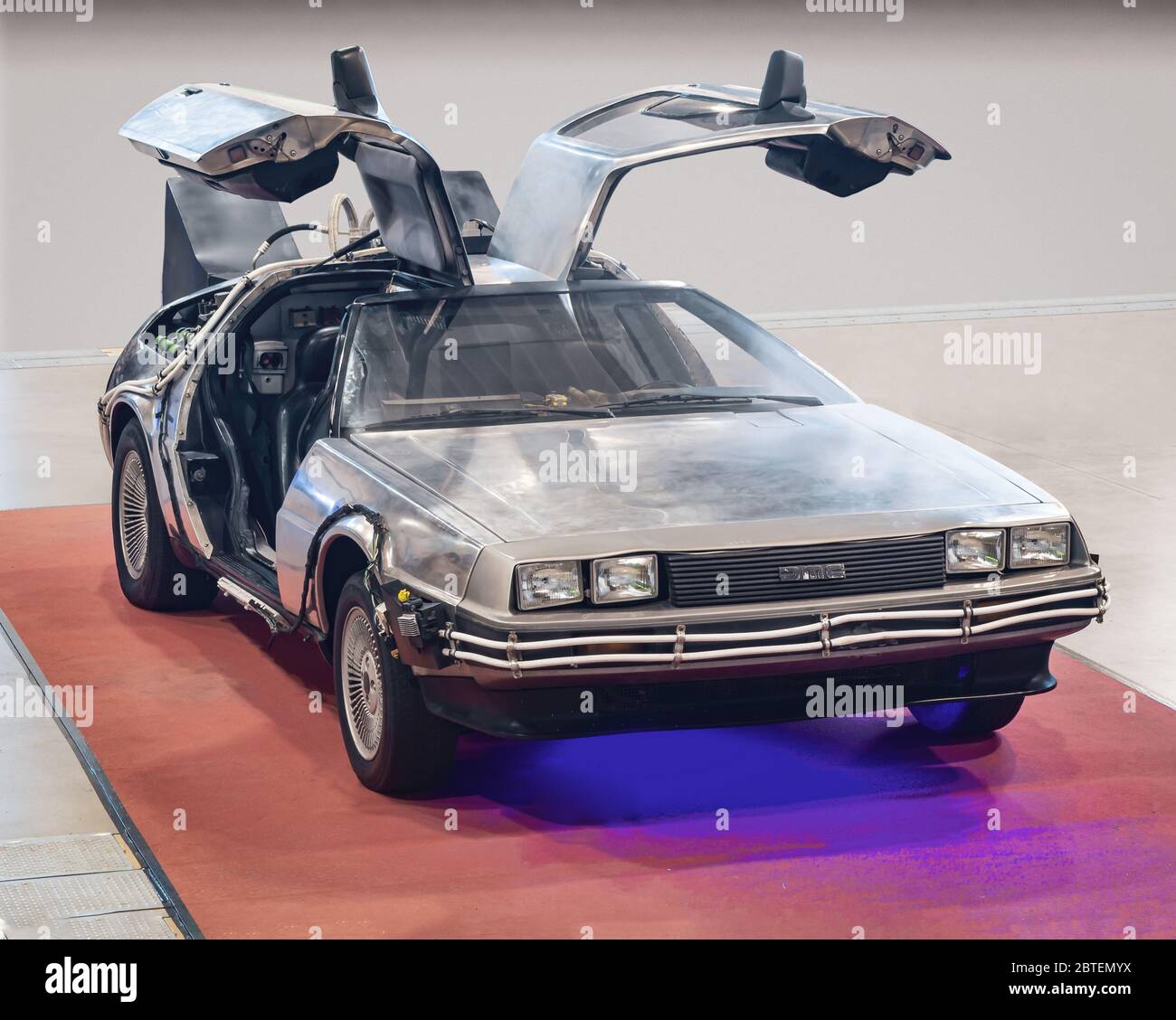BARCELLONA, SPAGNA-29 APRILE 2020: DMC-12 DeLorean completamente restaurato 'Hero A' auto dalla trilogia Back to the Future Foto Stock