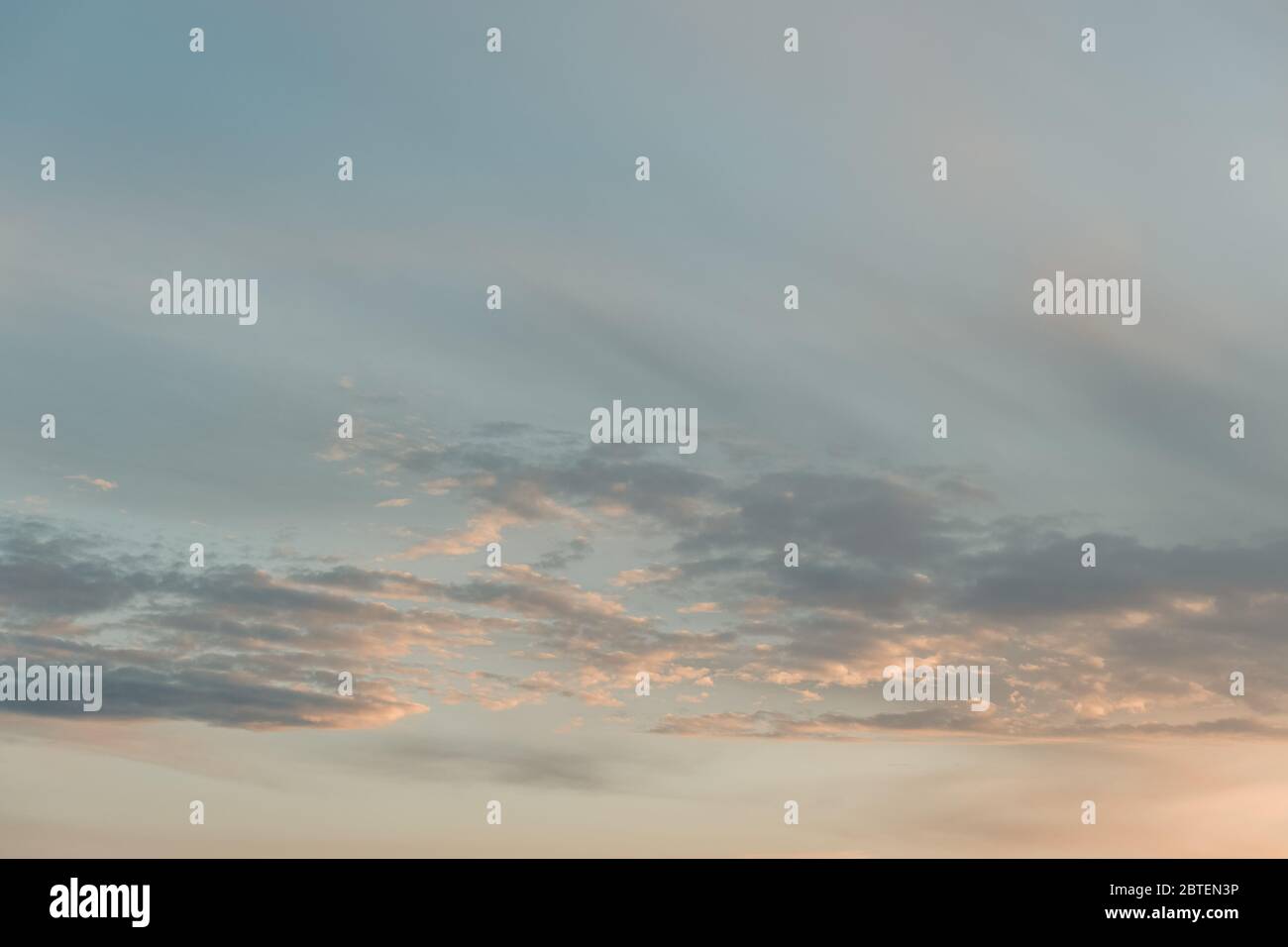 Vista del bellissimo cielo lattiginoso al tramonto Foto Stock