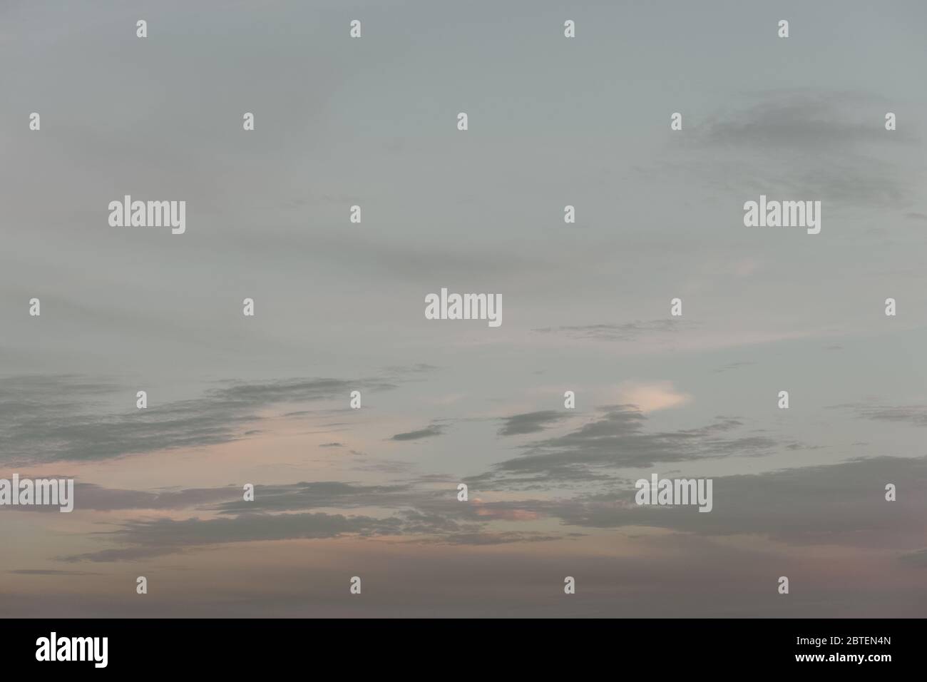 Vista del bellissimo cielo lattiginoso al tramonto Foto Stock