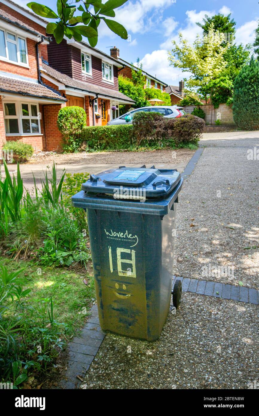 Un cestino di riciclaggio a Surrey, Regno Unito. Il contenitore del consiglio di Waverley Borough è collocato all'esterno di una fila di case pronte per essere raccolte dal camion di bidoni. Foto Stock