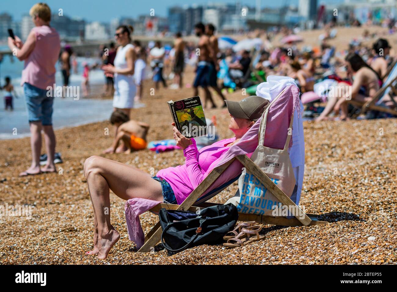 Brighton, Regno Unito. 25 Maggio 2020. E' soleggiata e la gente viene in spiaggia e sul mare a Brighton, durante le vacanze di Lunedi'. È occupato ma ancora plentyu di spazio per la distanza sociale. Il "blocco" dei morti continua per l'epidemia di Coronavirus (Covid 19). Credit: Guy Bell/Alamy Live News Foto Stock