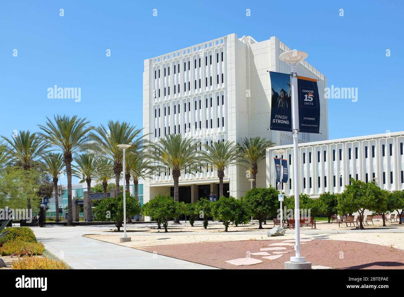 FULLERTON CALIFORNIA - 22 MAGGIO 2020: Langsdorf Hall all'ingresso principale della California state University Fullerton, CSUF. Foto Stock