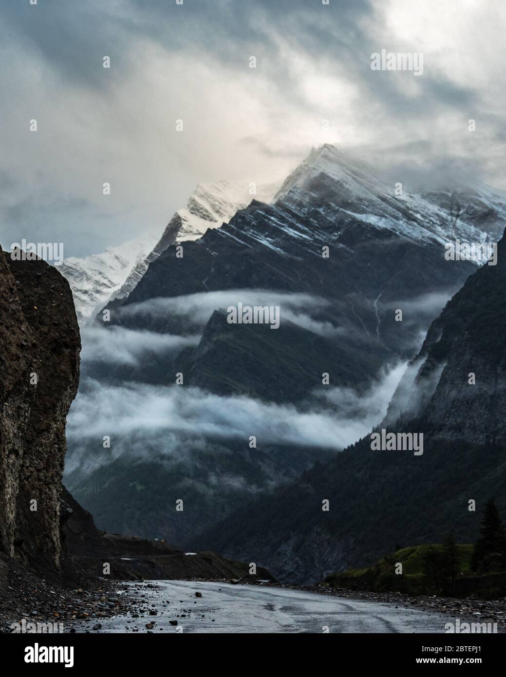 Manali, Himachal Pradesh / India - Giugno, 2018 strada che attraversa le valli Himalayane Foto Stock