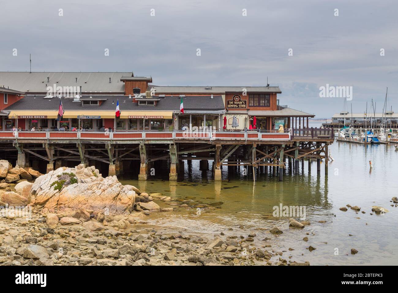 Monterey, California, USA - 09 giugno 2015: Vista del molo e Fisherman Wharf, costa dell'Oceano Pacifico. Foto Stock