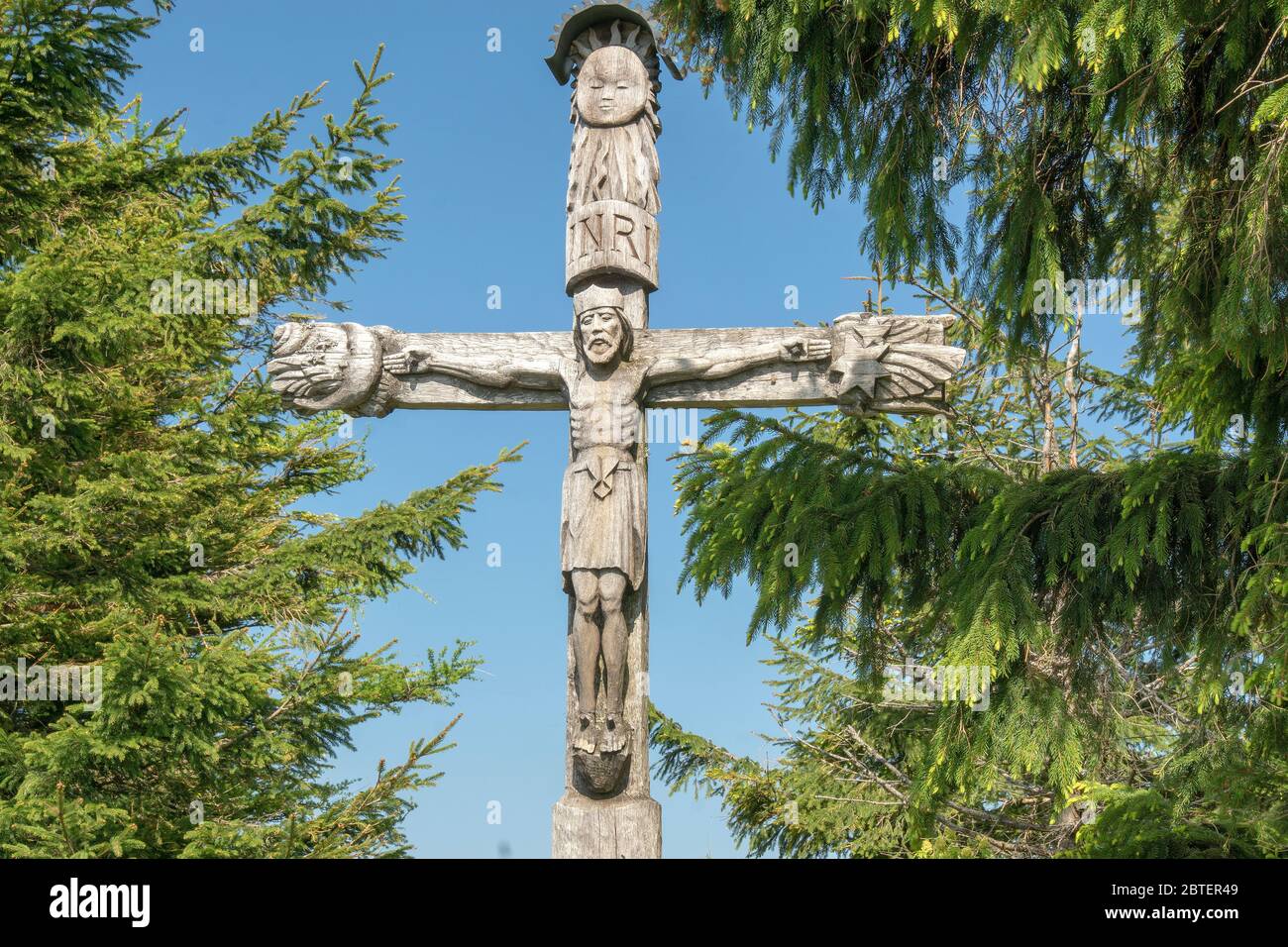 Das Gipfelkreuz aus Eiche geschnitzt auf dem Teisenberg Foto Stock