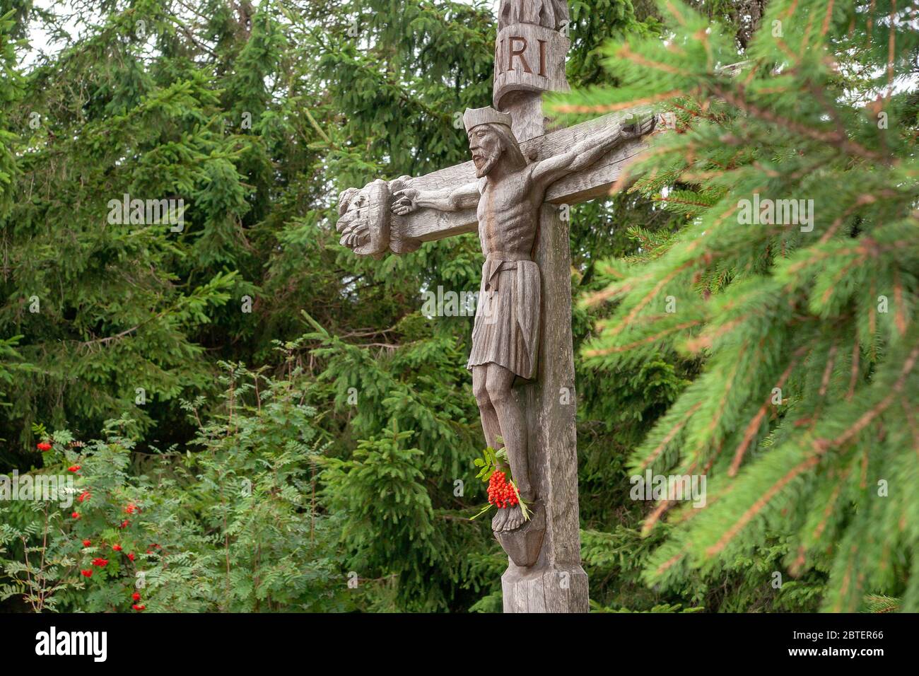 Das Gipfelkreuz aus Eiche geschnitzt auf dem Teisenberg Foto Stock