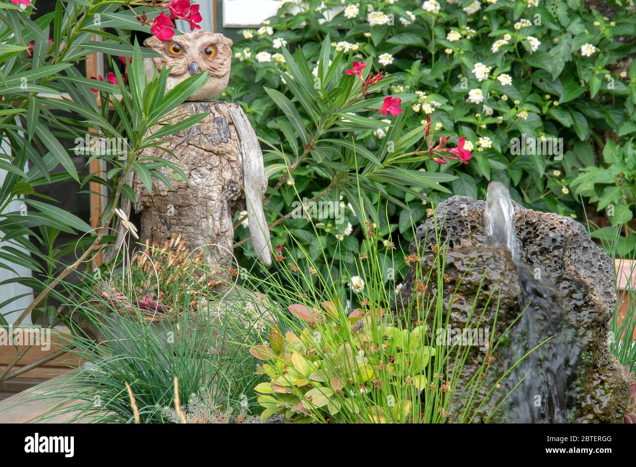 Spudelndes Wasser mit Bachlauf als Gartendekoration Foto Stock