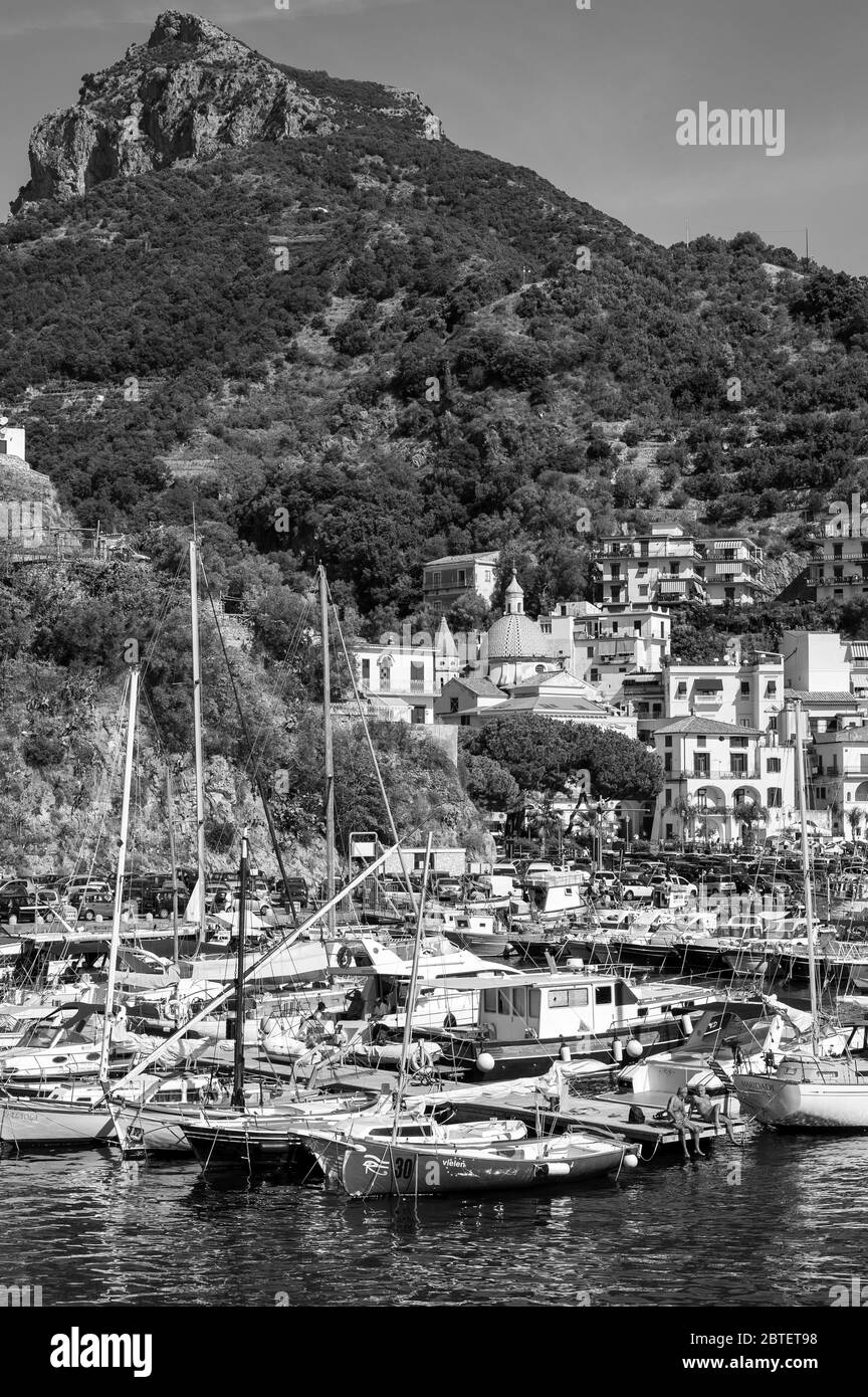 Italia ,Costiera Amalfitana, Cetara, porto barche Foto Stock