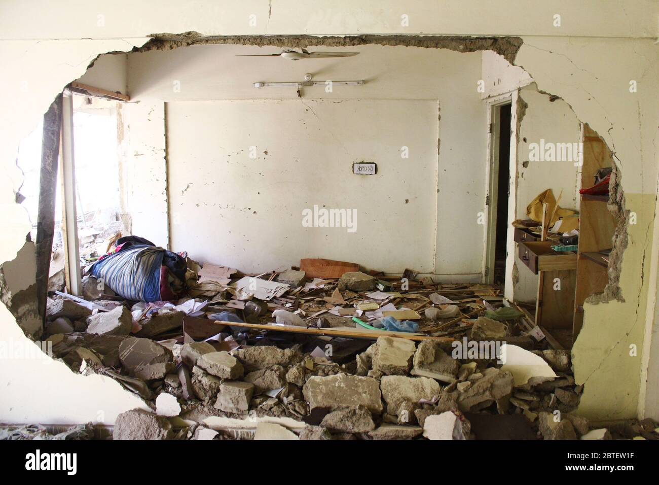 Karachi, Pakistan - edifici danneggiati dopo l'esplosione di bombe nella città di Abbas - 12/03/2013 Foto Stock