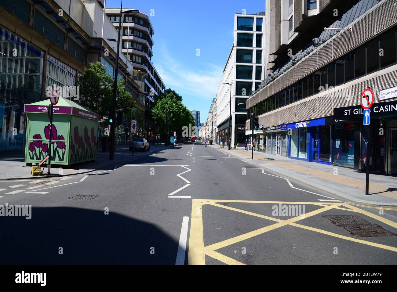 Una strada vuota di Tottenham Court durante il Coronavirus Pandemic London Lockdown del 2020 Foto Stock
