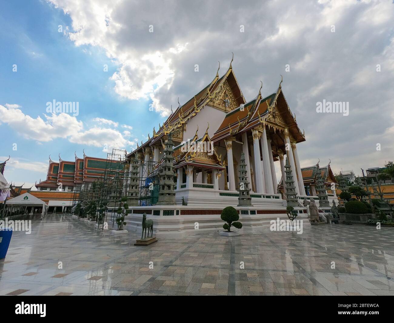 Bella architettura antica del tempio buddista Wat Suthat Thepwararam a Bangkok, Thailandia Foto Stock