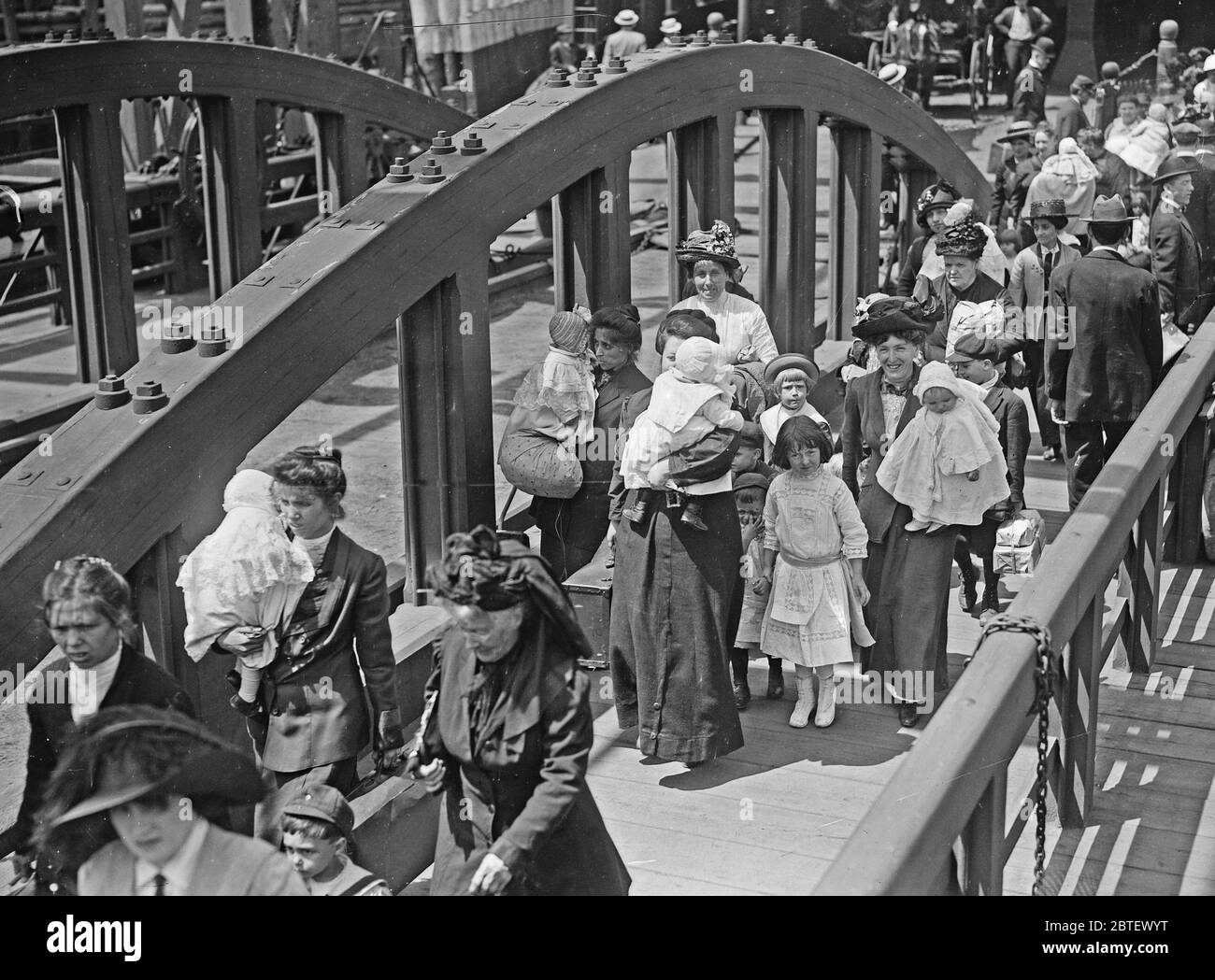 Le madri e i loro figli che salpano a bordo di un traghetto che li ha portato a Sea Breeze, Coney Island, in un viaggio sponsorizzato dalla Fresh Air Home della New York Association per migliorare le condizioni dei poveri Foto Stock