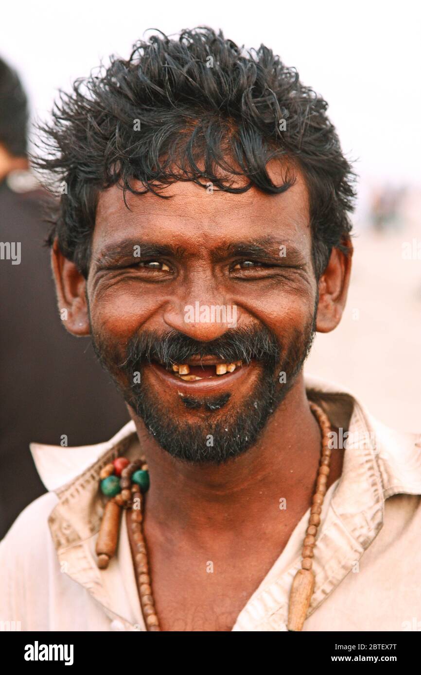 Ritratto di un uomo felice sorridente e guardando la macchina fotografica a Clifton Beach, Karachi, Pakistan 26/06/2012 Foto Stock