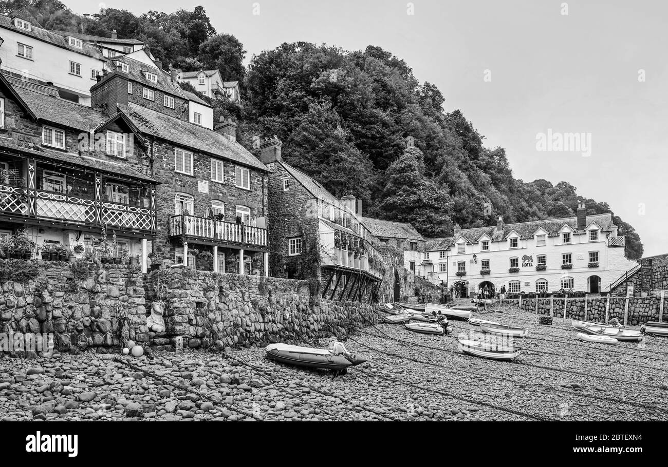 Il Red Lion Hotel e le case sul lato spiaggia di Clovelly, un piccolo porto e villaggio collinare perso nel tempo sulla costa del nord Devon Monochrome Foto Stock