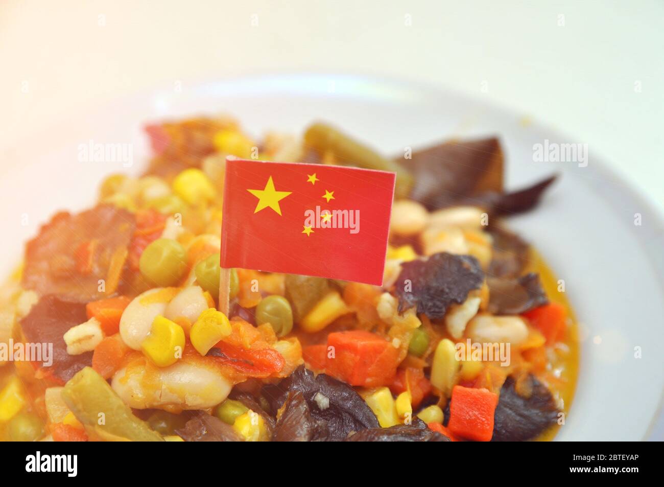 Un piatto di verdure stufate sul tavolo domestico. Cina Foto Stock