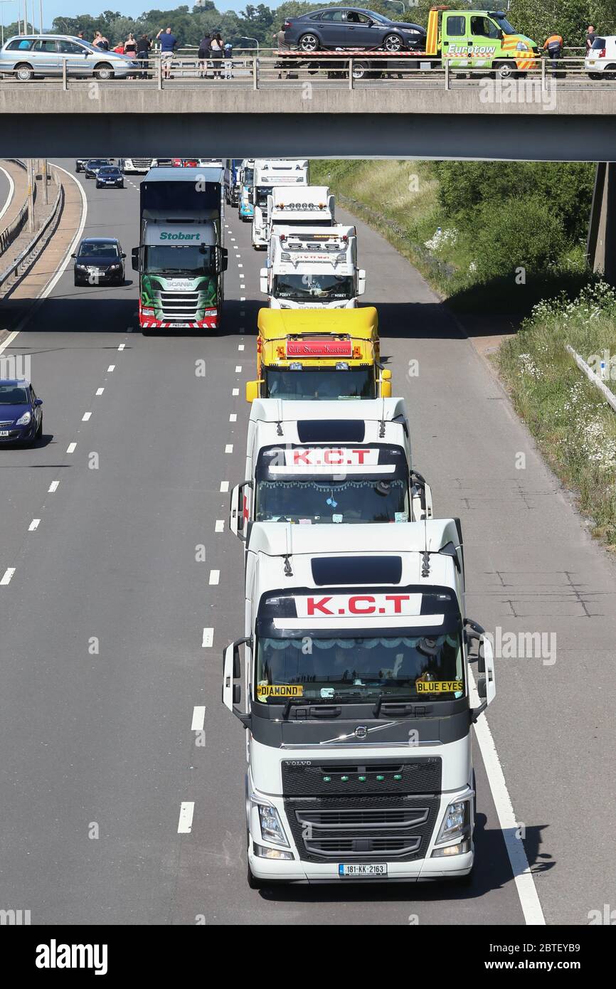 Malvern, Worcs, Regno Unito. 25 Maggio 2020. Un massiccio convoglio di camion merci scende lungo l'autostrada M5 vicino a Great Malvern, Worcestershire, in aiuto di banche alimentari in tutto il Regno Unito. Credit: Peter Lopeman/Alamy Live News Foto Stock