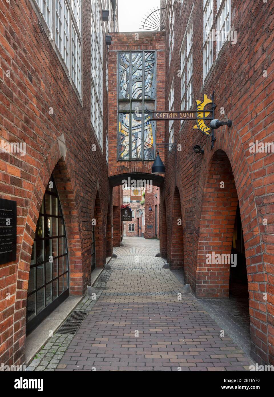 Brema, Böttcherstraße, Robinson-Crusoe-Haus (Links) und Haus Atlantis, Verbindungsbrücke Foto Stock