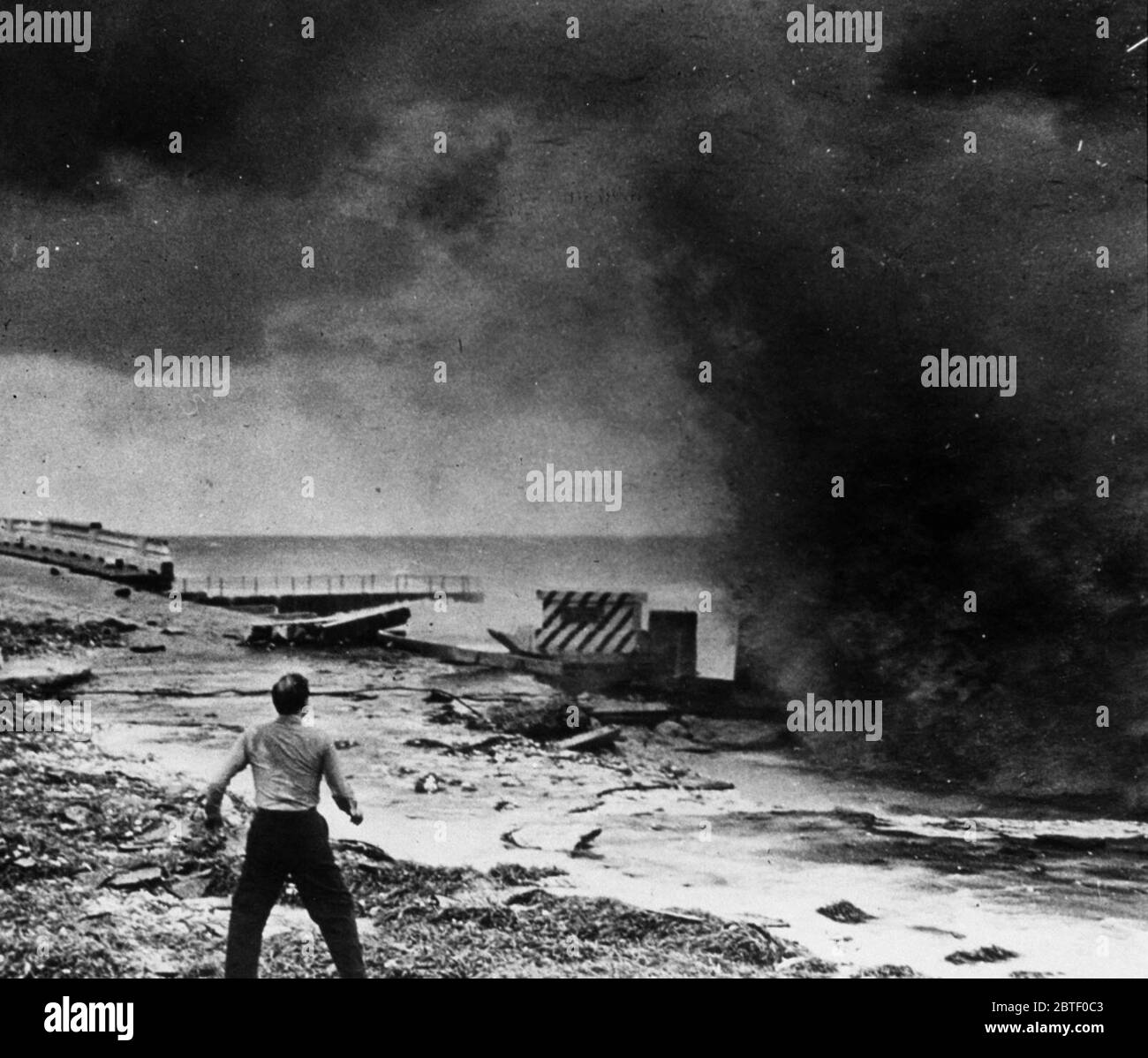 Uomo stellato pronto a correre dopo l'uragano guidato onda smash in mare muro. Florida, appena a nord di Miami Beach ca. Settembre 1947 Foto Stock