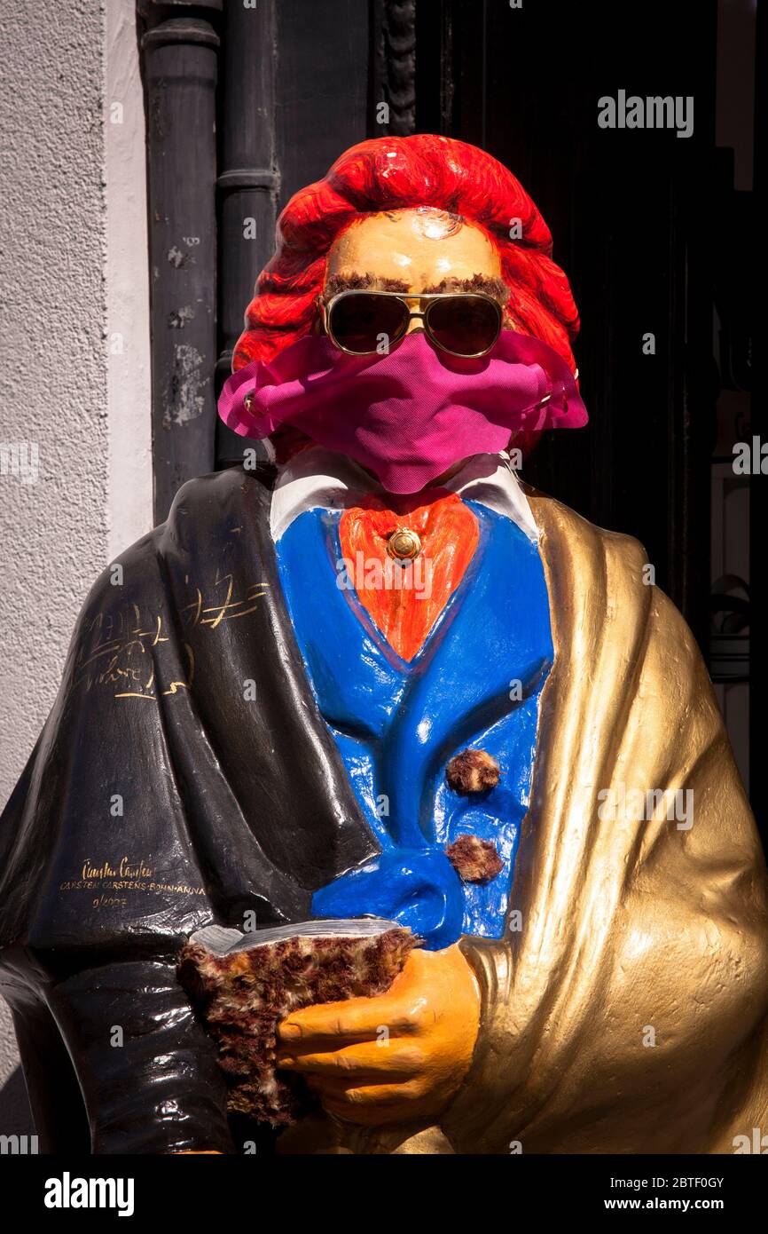 Una scultura di Beethoven con maschera corona di fronte ad un negozio, Bonn, Nord Reno-Westfalia, Germania. Eine Beethoven-skulptur mit Corona-Maske vor einem Foto Stock