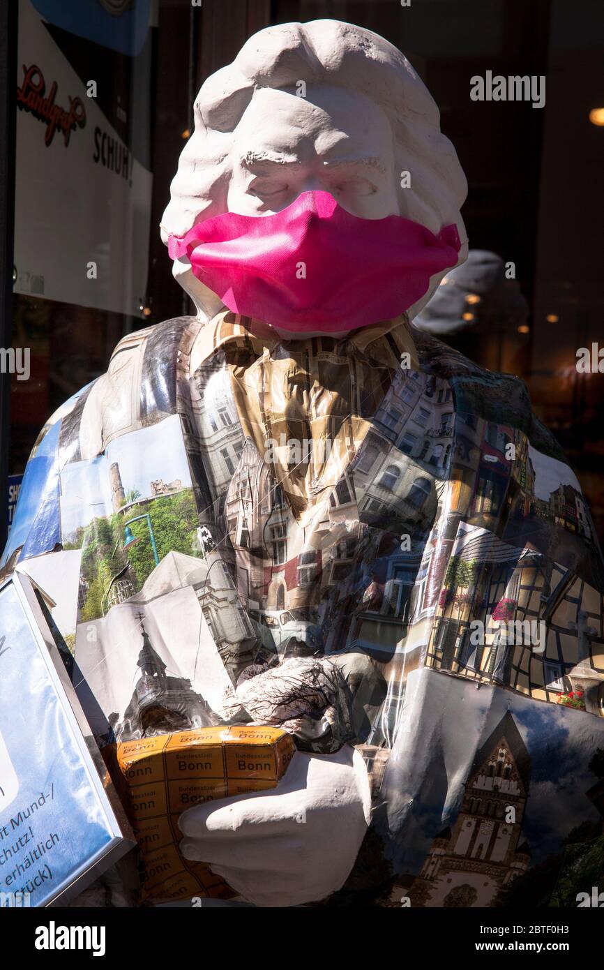 Una scultura di Beethoven con maschera corona di fronte ad un negozio, Bonn, Nord Reno-Westfalia, Germania. Eine Beethoven-skulptur mit Corona-Maske vor einem Foto Stock