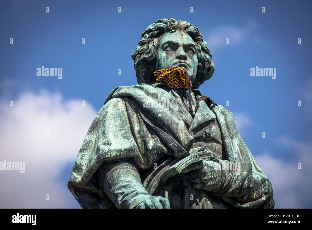 Il monumento di Beethoven con maschera a corona scivolata in piazza Muenster di fronte al vecchio ufficio postale, Bonn, Nord Reno-Westfalia, Germania. Das Be Foto Stock