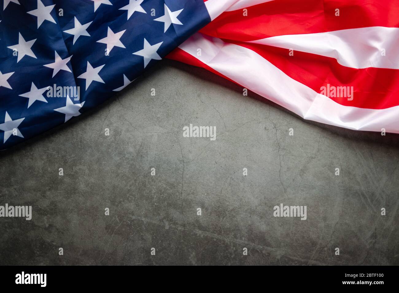 Bandiera americana d'epoca sulla lavagna con spazio per la copia del testo. Bandiera america banner di sfondo per giorno di indipendenza o festa Foto Stock