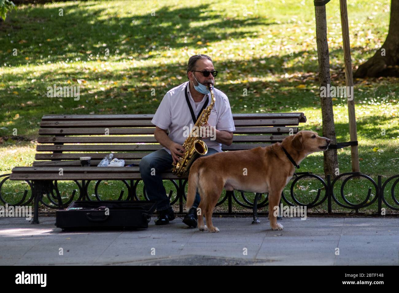 Madrid, Spagna. 25 Maggio 2020. Un musicista di strada che suona un sassofono in strada mentre Madrid intrattina la cosiddetta fase uno della chiusura del coronavirus, consentendo a molti negozi di riaprire e ristoranti di servire i clienti all'aperto. Credit: Marcos del Mazo/Alamy Live News Foto Stock