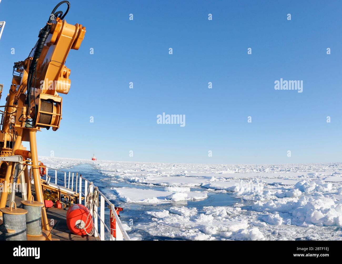 Oceano Artico - Guardacoste Healy rompe il ghiaccio davanti alla Guardia Costiera canadese nave Louis S. St-Laurent sett. 1, 2009. Le due navi sono prendendo parte a una pluriennale e multi-agenzia sondaggio Artico che contribuirà a definire il North American piattaforma continentale. Foto Stock