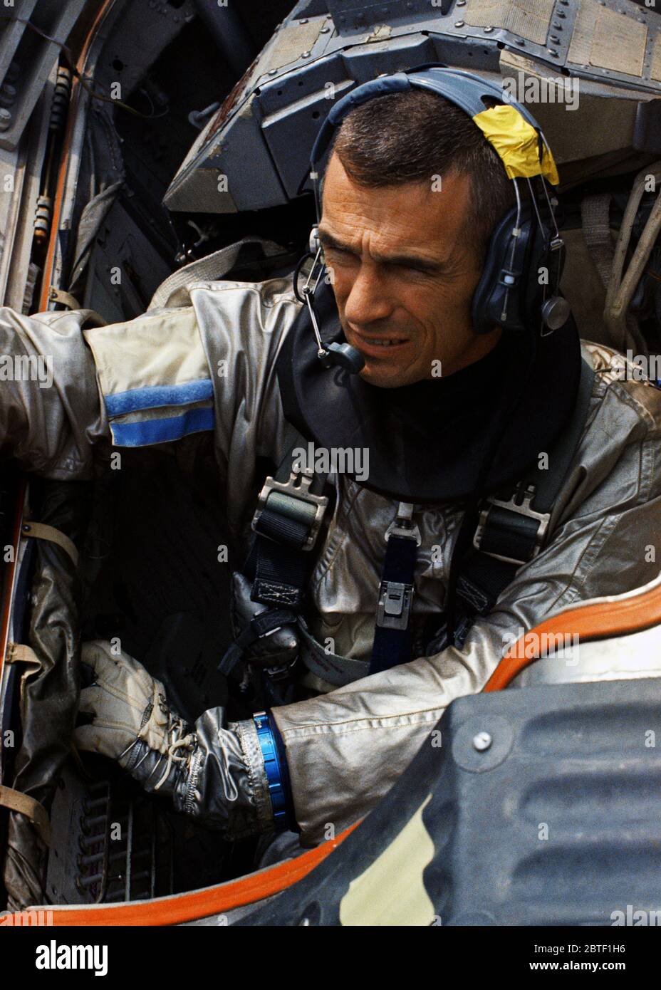 (9 aprile 1966) --- astronauta Eugene Cernan A., il primo equipaggio pilota della Nazionale Aeronautica e spazio dell'amministrazione Gemini-9 aeronautica spaziale, si siede nella caldaia Gemini-piastra durante l'acqua in uscita attività di formazione nel Golfo del Messico. Foto Stock