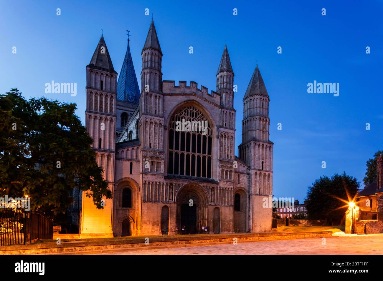 Inghilterra, Kent, Medway, Rochester, Rochester Cathedral di notte Foto Stock