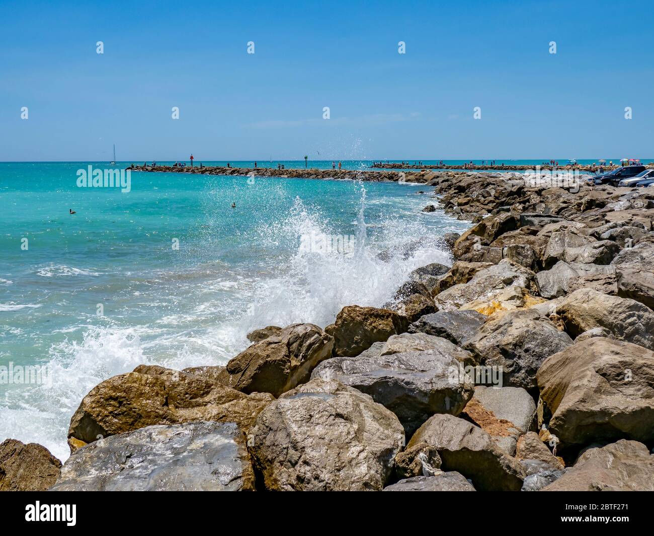 Il Golfo del Messico ondeggia sulle rocce del South Jetty a Vencie Florida Foto Stock