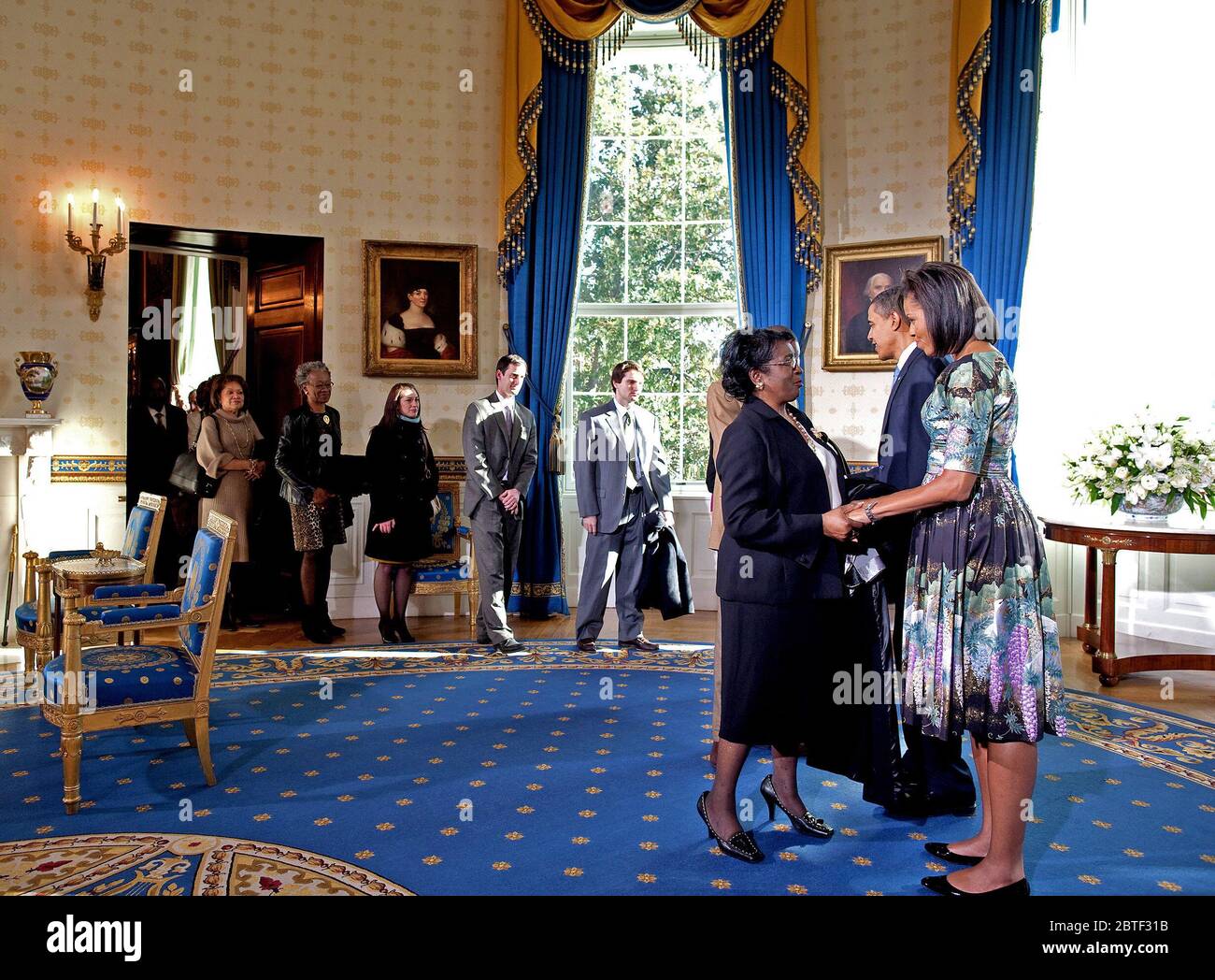 Il presidente Barack Obama e la First Lady Michelle Obama benvenuto ai visitatori per la Casa Bianca nella camera blu. 1/21/09. Foto Stock